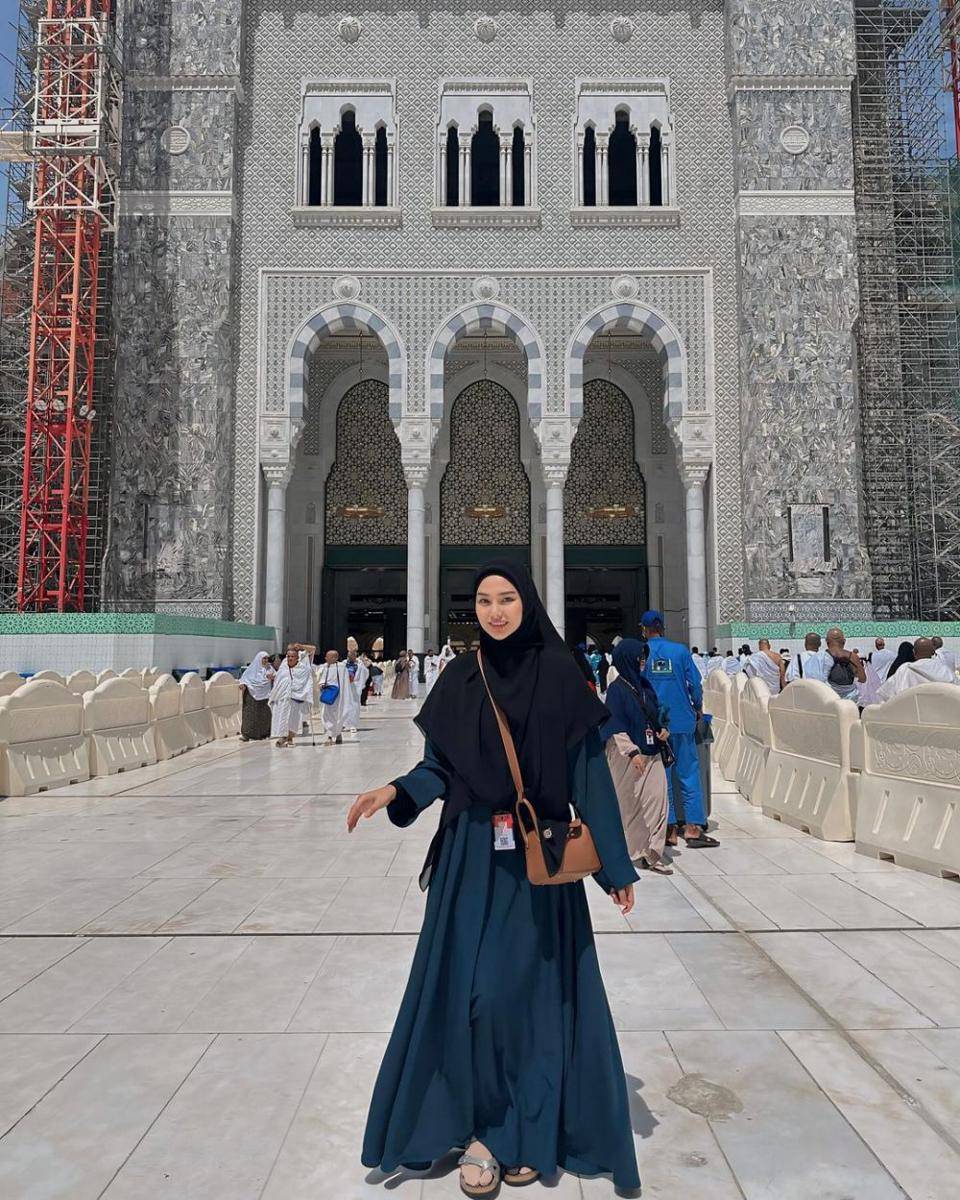 Inspirasi abaya Dara Arafah (Instagram.com/daraafah)