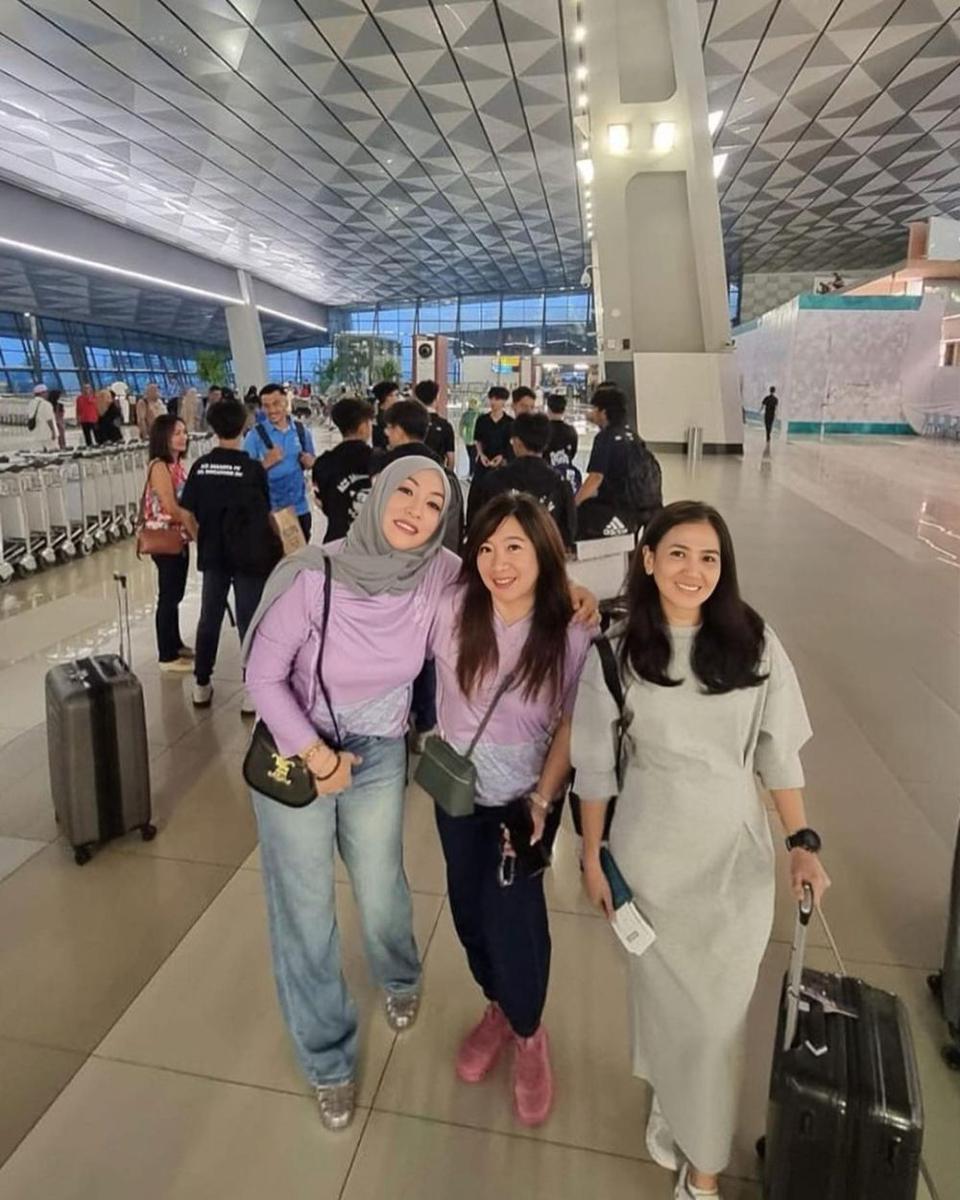 potret Angelina Sondakh antar Keanu tanding sepak bola di Singapura (instagram.com/angelinasondakh09)