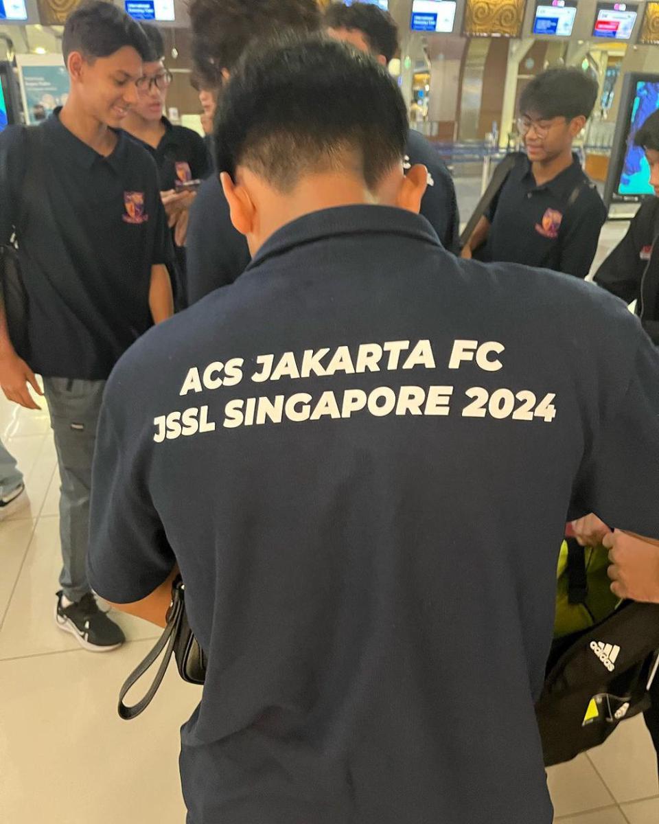 potret Angelina Sondakh antar Keanu tanding sepak bola di Singapura (instagram.com/angelinasondakh09)