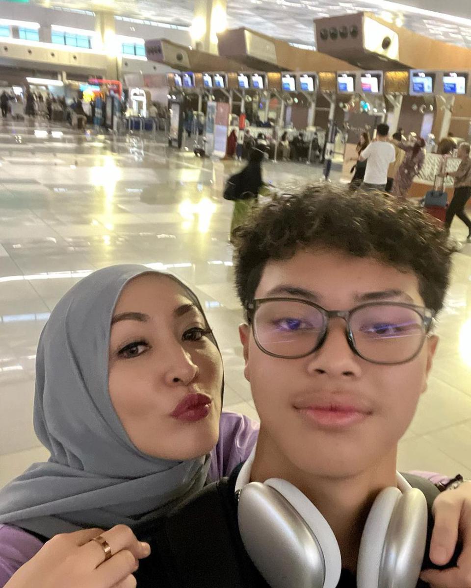 potret Angelina Sondakh antar Keanu tanding sepak bola di Singapura (instagram.com/angelinasondakh09)