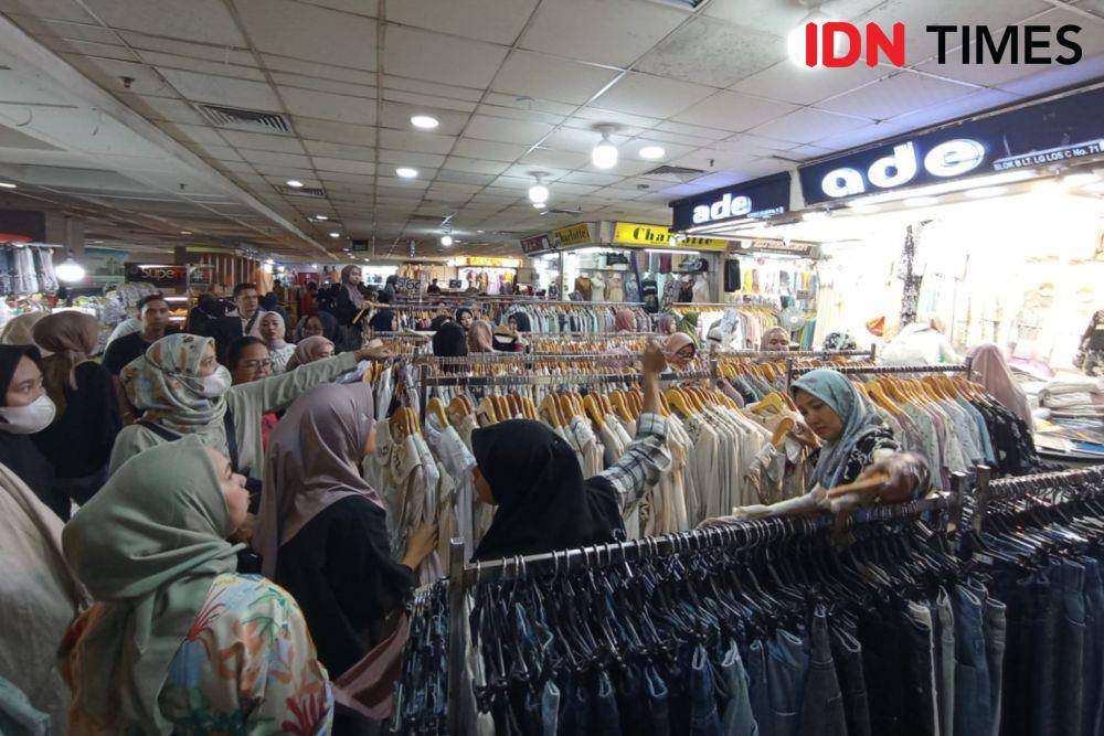Suasana Pasar Tanah Abang Jelang Lebaran 2024. (IDN Times/Dini Suciatiningrum)