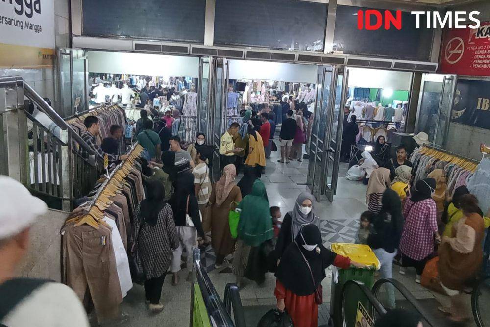 Suasana Pasar Tanah Abang Jelang Lebaran 2024. (IDN Times/Dini Suciatiningrum)