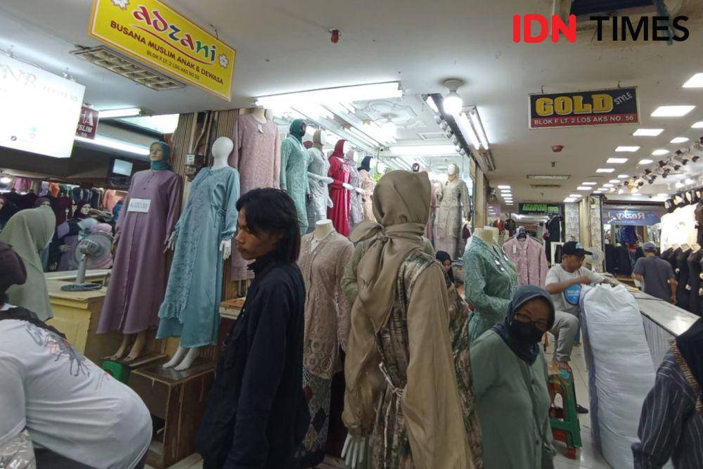 Suasana Pasar Tanah Abang Jelang Lebaran 2024. (IDN Times/Dini Suciatiningrum)