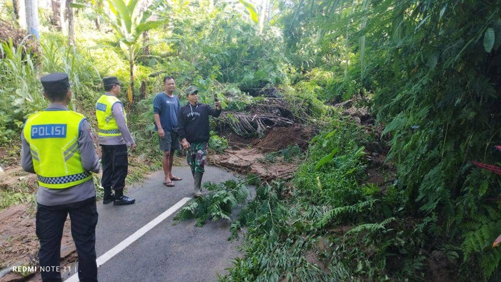 Longsor di Banjar Pinge Desa Baru Kecamatan Marga Kabupaten Tabanan tutup akses jalan desa (Dok.IDNTimes/Istimewa)