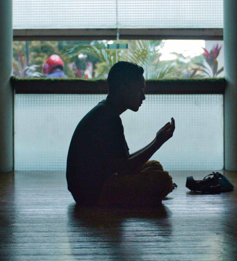 ilustrasi pria yang berdoa (unsplash.com/Visual Karsa)