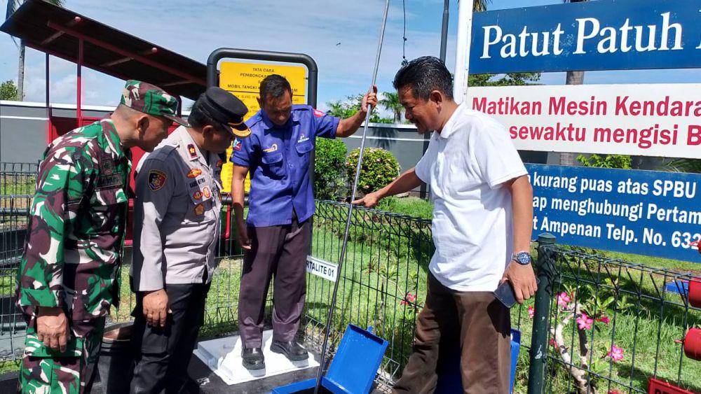 Pengecekan sumur penampungan BBM di SPBU Narmada Lombok Barat. (dok. Istimewa)