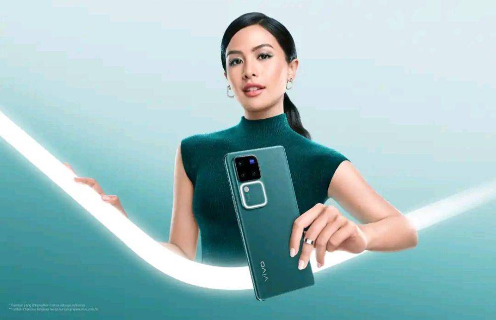 Maudy Ayunda memegang vivo V30 Pro warna hijau khatulistiwa. (facebook.com/vivo)