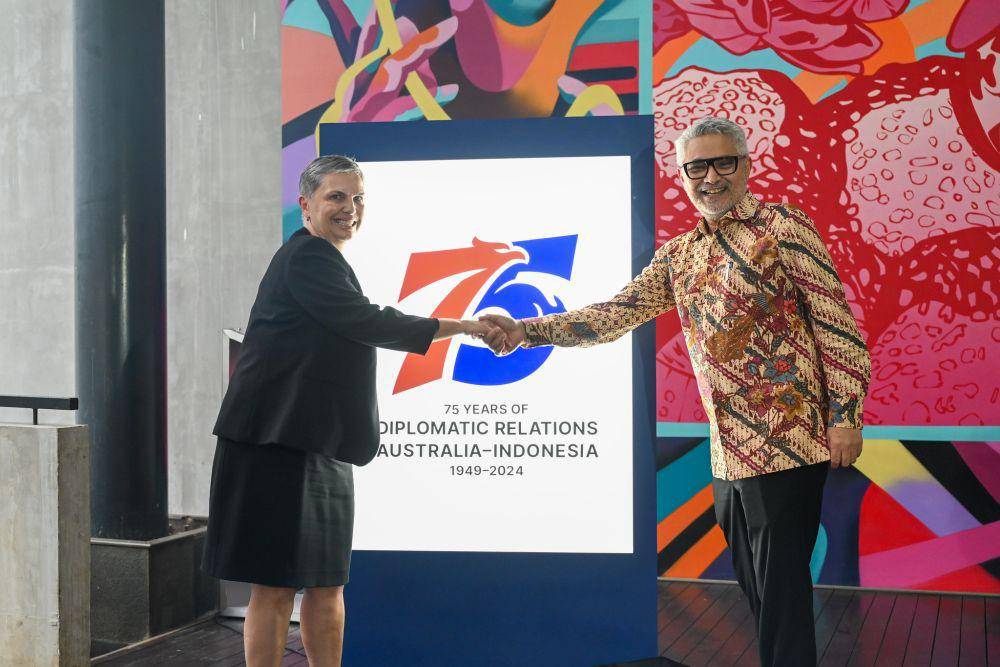 Duta Besar Australia Penny Williams (kiri) dan Direktur Jenderal Kementerian Luar Negeri Indonesia Abdul Kadir (kanan) resmi meluncurkan logo 75 tahun diplomatik Indonesia dan Australia