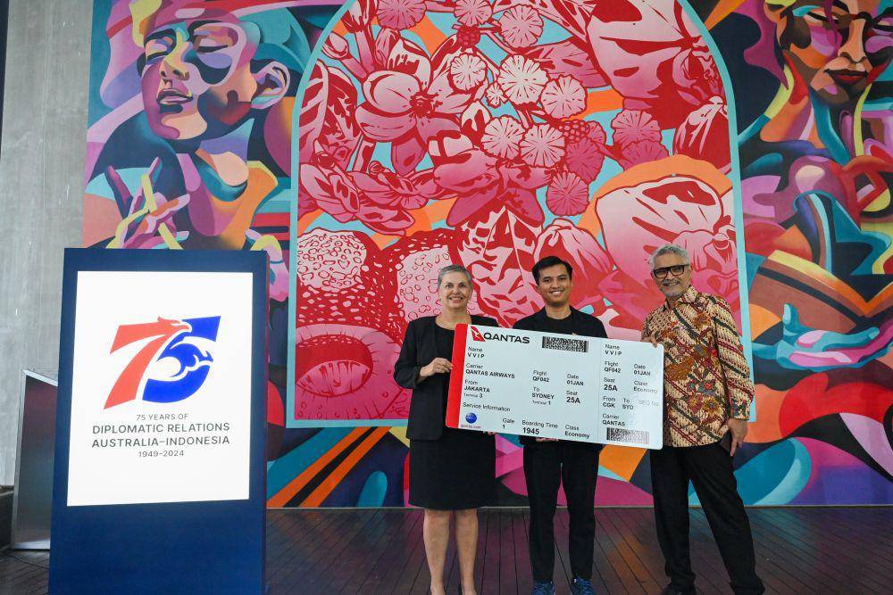 Alif Pandu Sofyana (tengah) pemenang kompetisi desain logo 75 tahun Indonesia Australia
