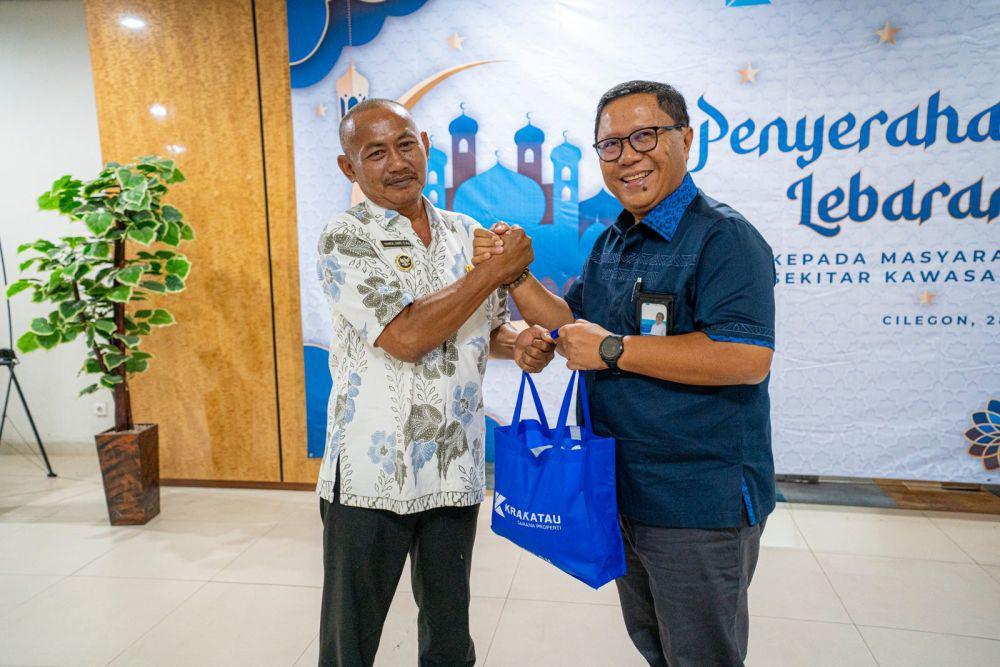 Krakatau Sarana Properti Bagi-bagi Bingkisan Lebaran