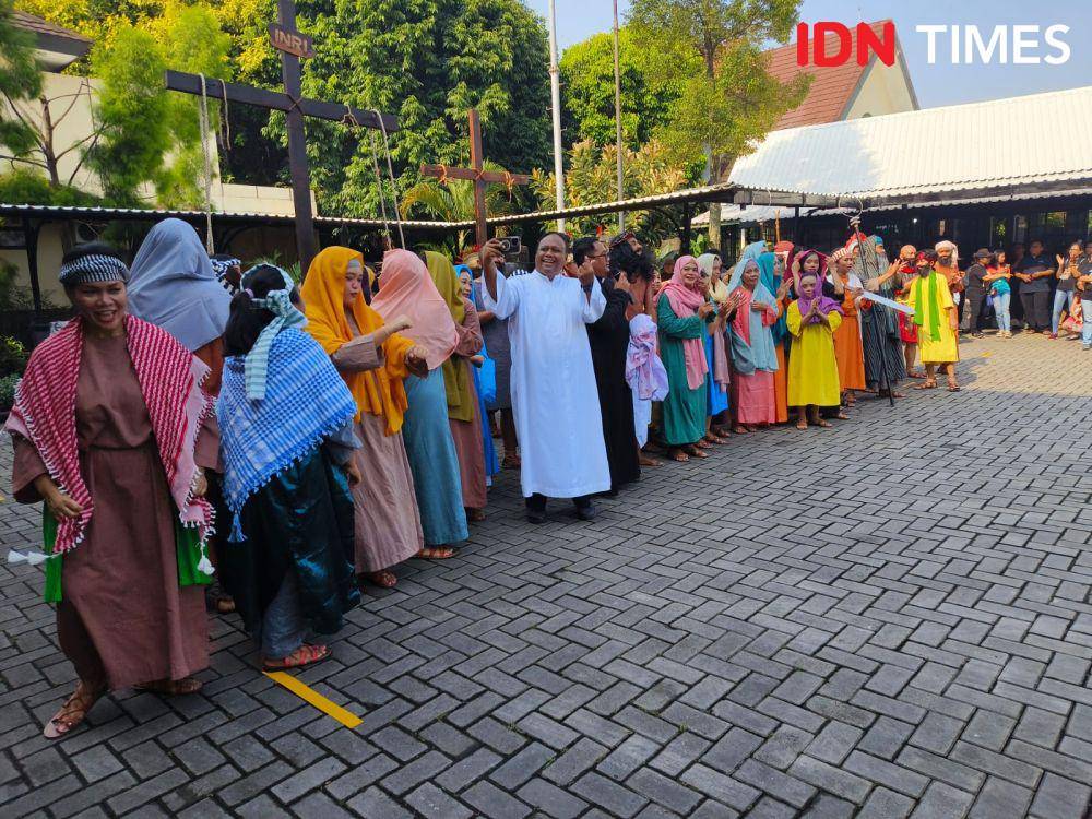Romo dan para pemain visualisasi kisah sengsara di Gereja Santo Nikodemus, Ciputat (IDN Times/Eko Ardiyanto)