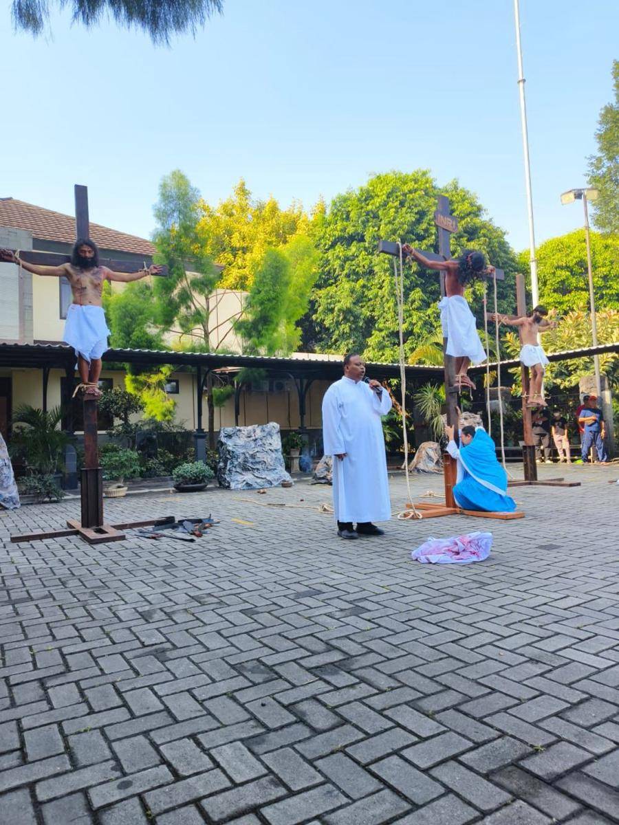 Pastor Kepala Paroki Ciputat Santo Nikodemus, Romo Aloysius Susilo Wijoyo memberikan renungan (IDN Times/Eko Ardiyanto)