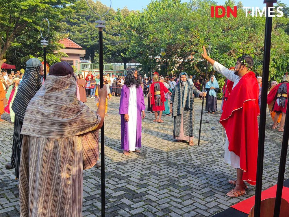 Gereja Santo Nikodemus Ciputat Gelar Visualisasi Sengsara Yesus