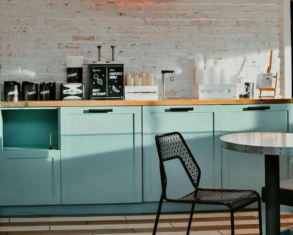 ilustrasi kabin dapur berwarna hijau mint (unsplash.com/Andrea Davis)