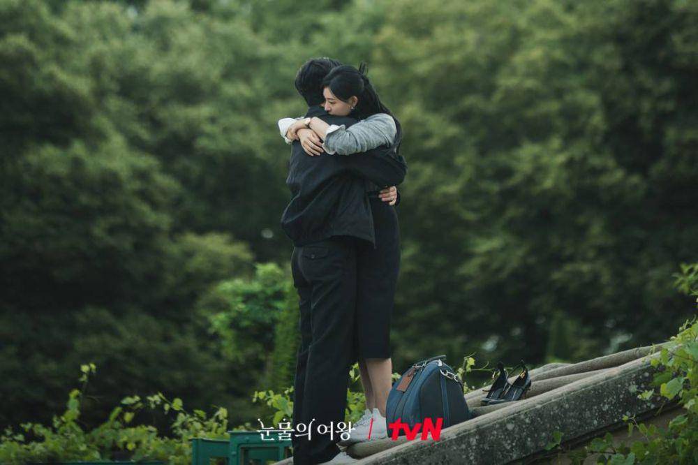 Baek Hyun Woo (Kim Soo Hyun) dan Hong Hae In (Kim Ji Won) dalam drama Queen of Tears (dok. tvN/Queen of Tears)
