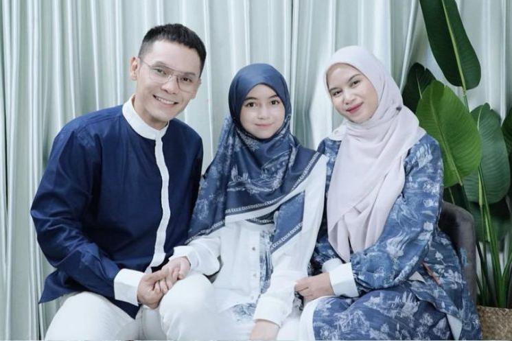 7 Gaya Photoshoot Tema Lebaran 2024 Keluarga Ben Kasyafani