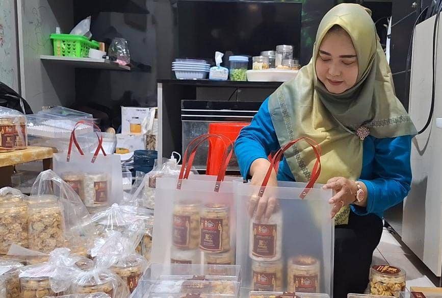 Usaha kue kering lebaran milik Sukma Ratri Hamimah, di KPR Bukit Selosari Permai Magetan kebanjiran pesanan. IDN Times/ Riyanto