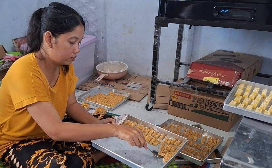 Usaha kue kering lebaran milik Sukma Ratri Hamimah, di KPR Bukit Selosari Permai Magetan kebanjiran pesanan. IDN Times/ Riyanto