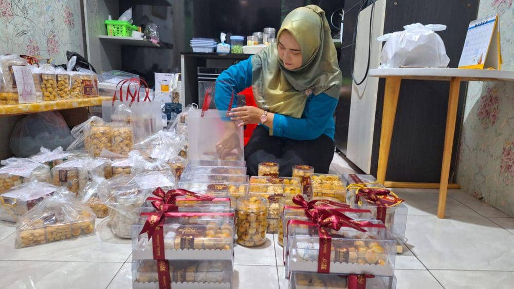 Usaha kue kering lebaran milik Sukma Ratri Hamimah, di KPR Bukit Selosari Permai Magetan kebanjiran pesanan. IDN Times/ Riyanto