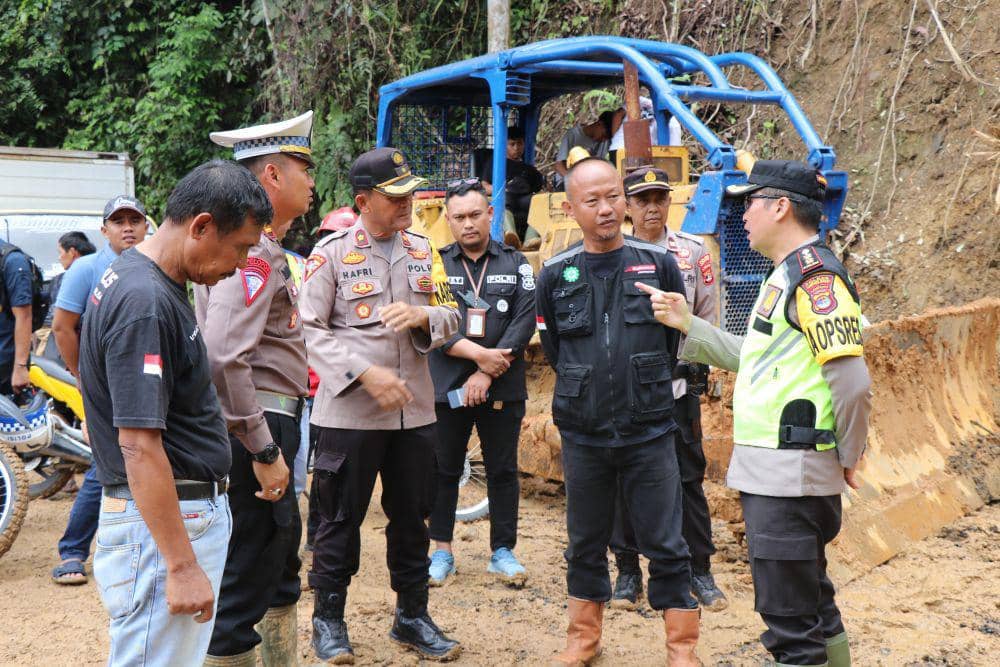 Lokasi Longsor menutup badan jalan dan mengakibatkan kemacetan di KM17 Pekon Kubu Perahu, kecamatan Balik Bukit, Kabupaten Lampung Barat. (DOK. Polres Lampung Barat).