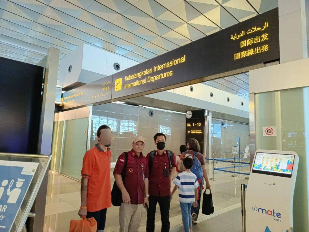 MK dipulangkan ke Afrika Selatan melalui Bandara Sultan Hasanuddin, Makassar, Kamis (28/3/2024). (IDN Times/Istimewa)