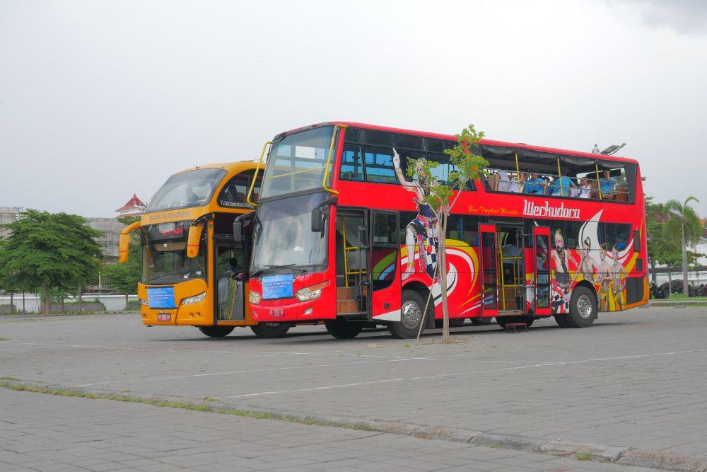 RS JIH Solo Ajak Anak Yatim City Tour dengan Bus Werkudara