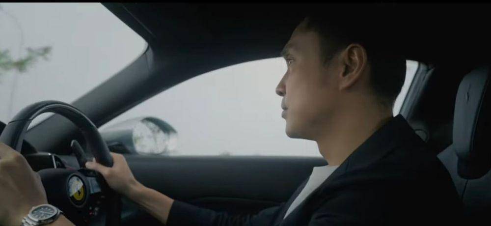 Harvey Moeis suami Sandra Dewi menyetir Ferrari (YouTube/Prestige Indonesia)