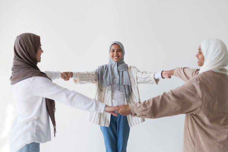 ilustrasi interaksi muslimah (freepik.com/freepik)