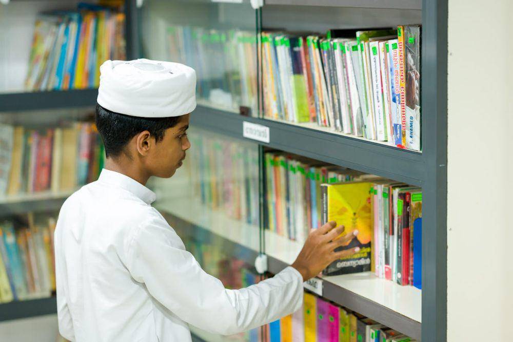 ilustrasi mengambil buku (pexels.com/Rahmathulla pk)