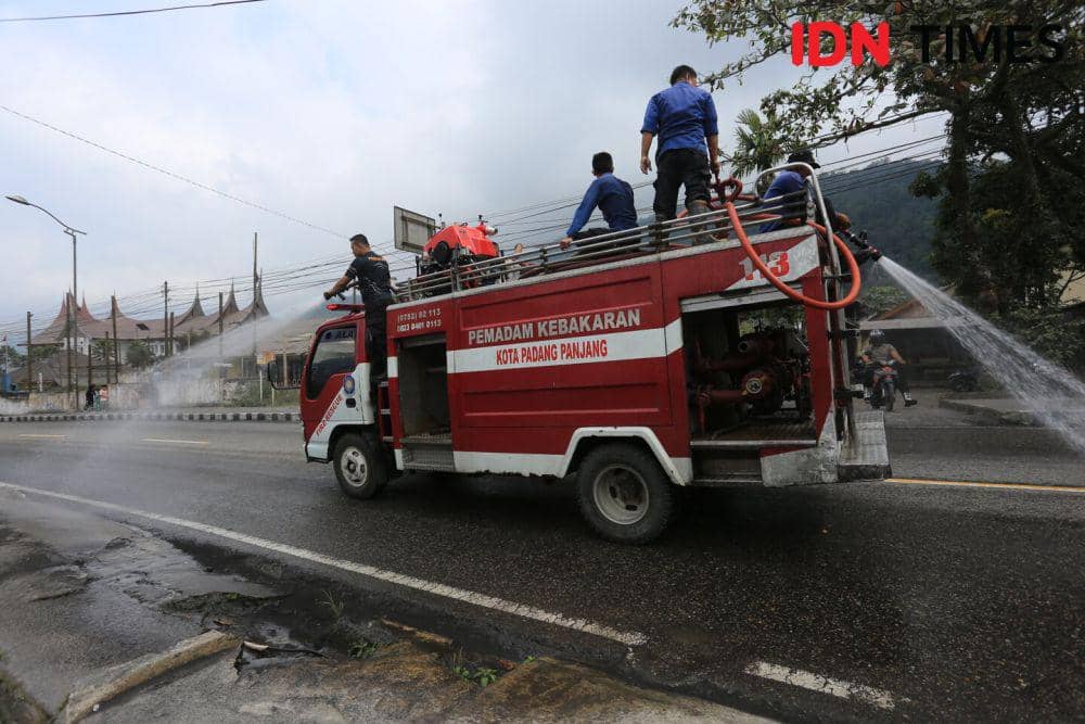 Penyemprotan Ruas Jalan di Padang Panjang Akibat Hujan Abu Vulkanik. IDN TImes/Andri NH