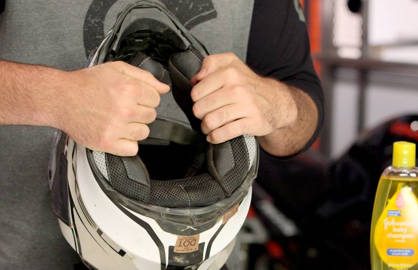 potret membersihkan helm (revzilla.com)