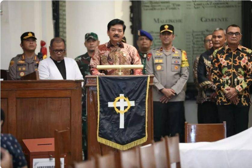 Menteri Koordinator Bidang Politik, Hukum dan Keamanan, Hadi Tjahjanto saat meninjau GPIB Immanuel, Jakarta. (Dokumentasi tim media Polhukam)