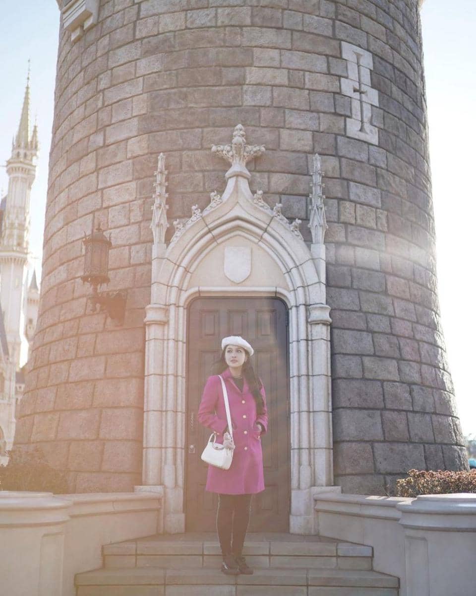 Potret Sandra Dewi liburan ke Disneyland Jepang  (Instagram.com/sandradewi88)