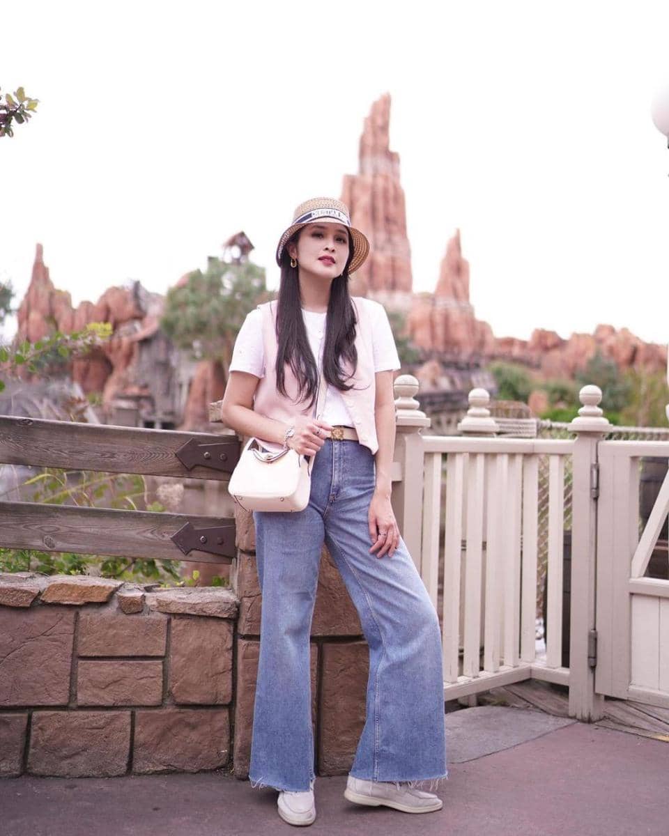 9 Potret Liburan Estetik Sandra Dewi yang Jadi Impian Banyak Orang