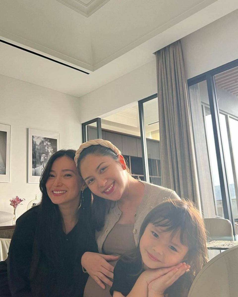 potret Asmirandah jenguk Jessica Mila dan Baby Kyarra (instagram.com/asmirandah89)