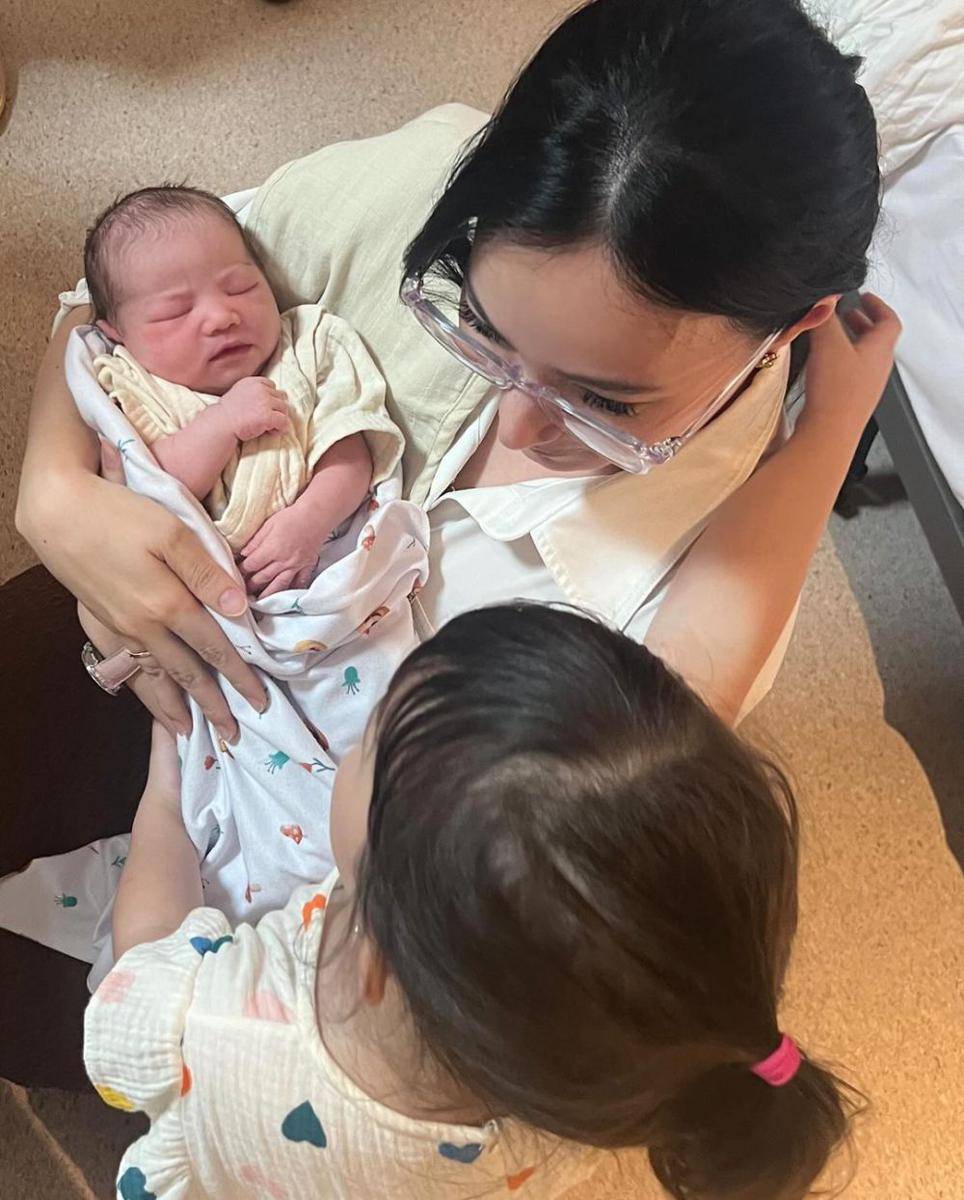 potret Asmirandah jenguk Jessica Mila dan Baby Kyarra (instagram.com/asmirandah89)