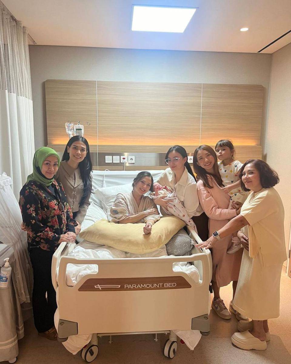 potret Asmirandah jenguk Jessica Mila dan Baby Kyarra (instagram.com/asmirandah89)