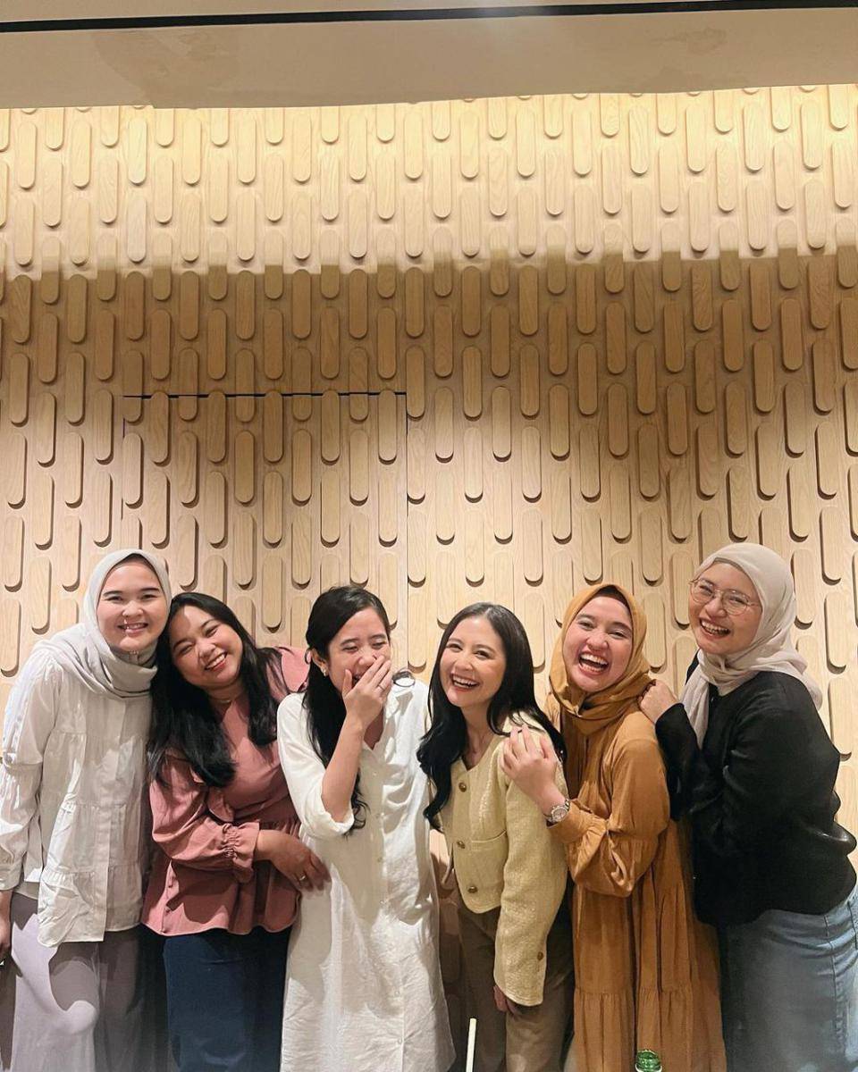 Potret Prilly Latuconsina dan teman SMP (Instagram.com/prillylatuconsina96)