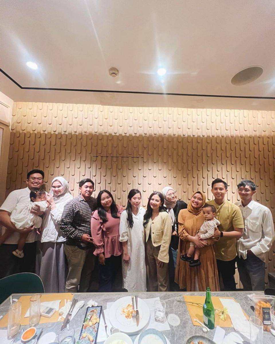 Potret Prilly Latuconsina dan teman SMP (Instagram.com/prillylatuconsina96)