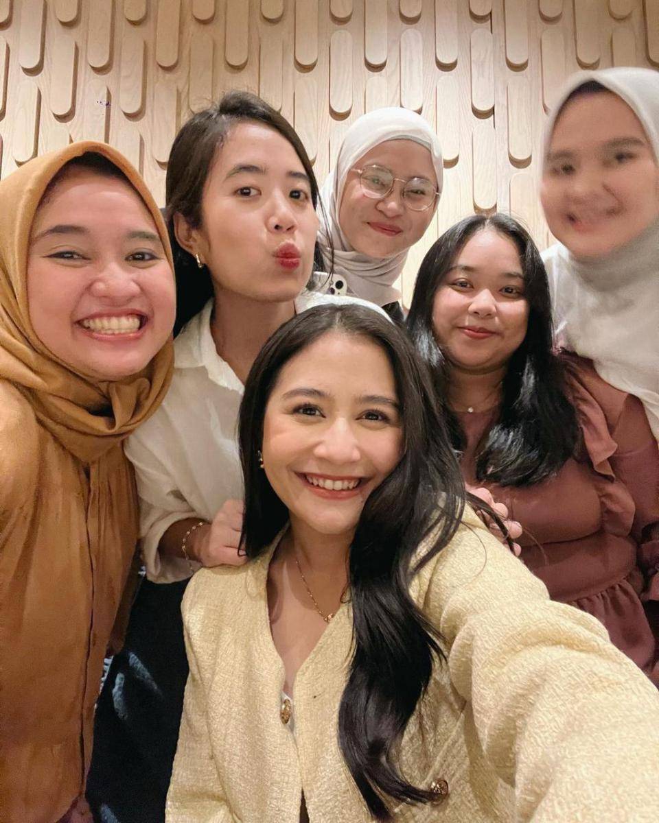 Potret Prilly Latuconsina dan teman SMP (Instagram.com/prillylatuconsina96)