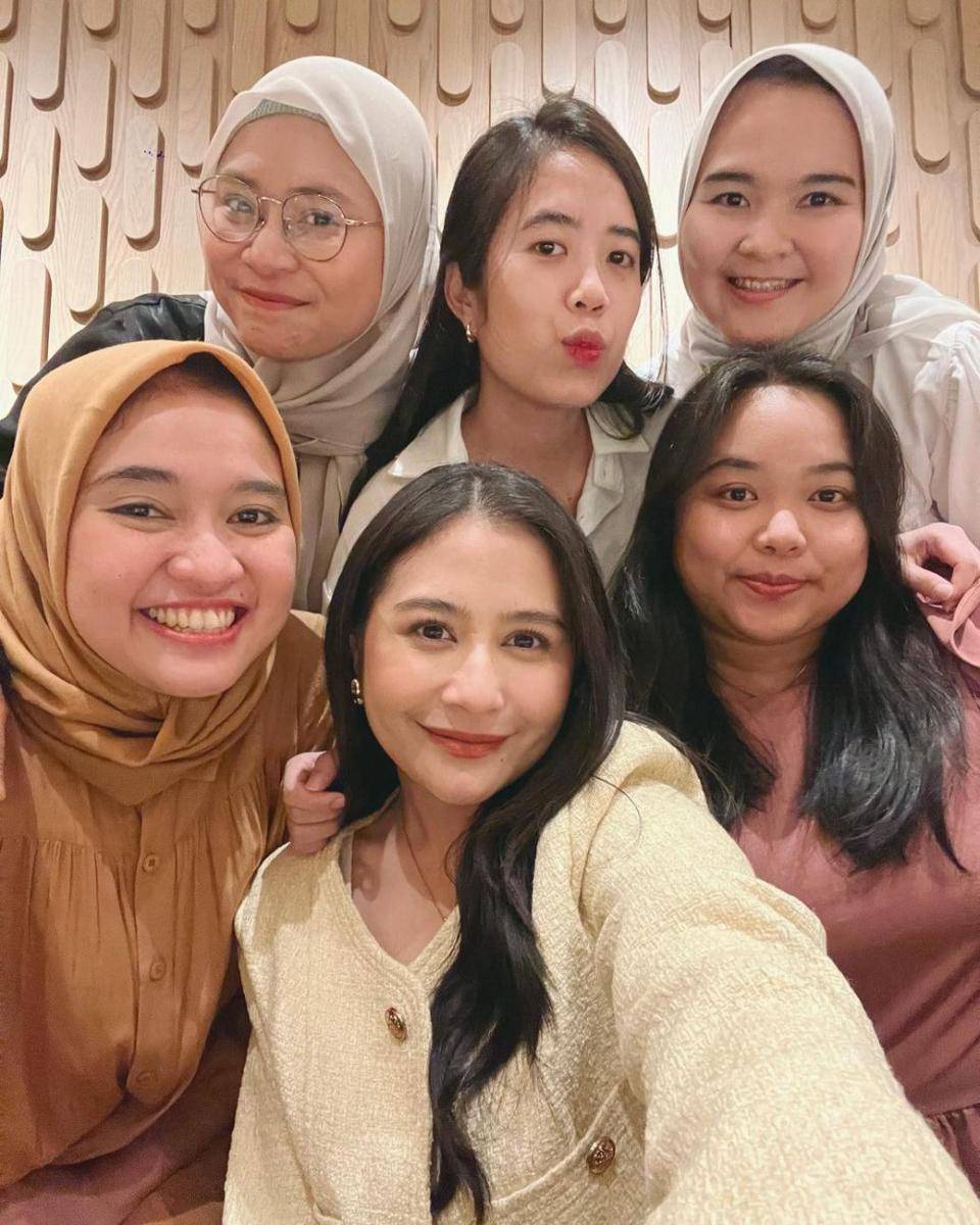 Potret Prilly Latuconsina dan teman SMP (Instagram.com/prillylatuconsina96)