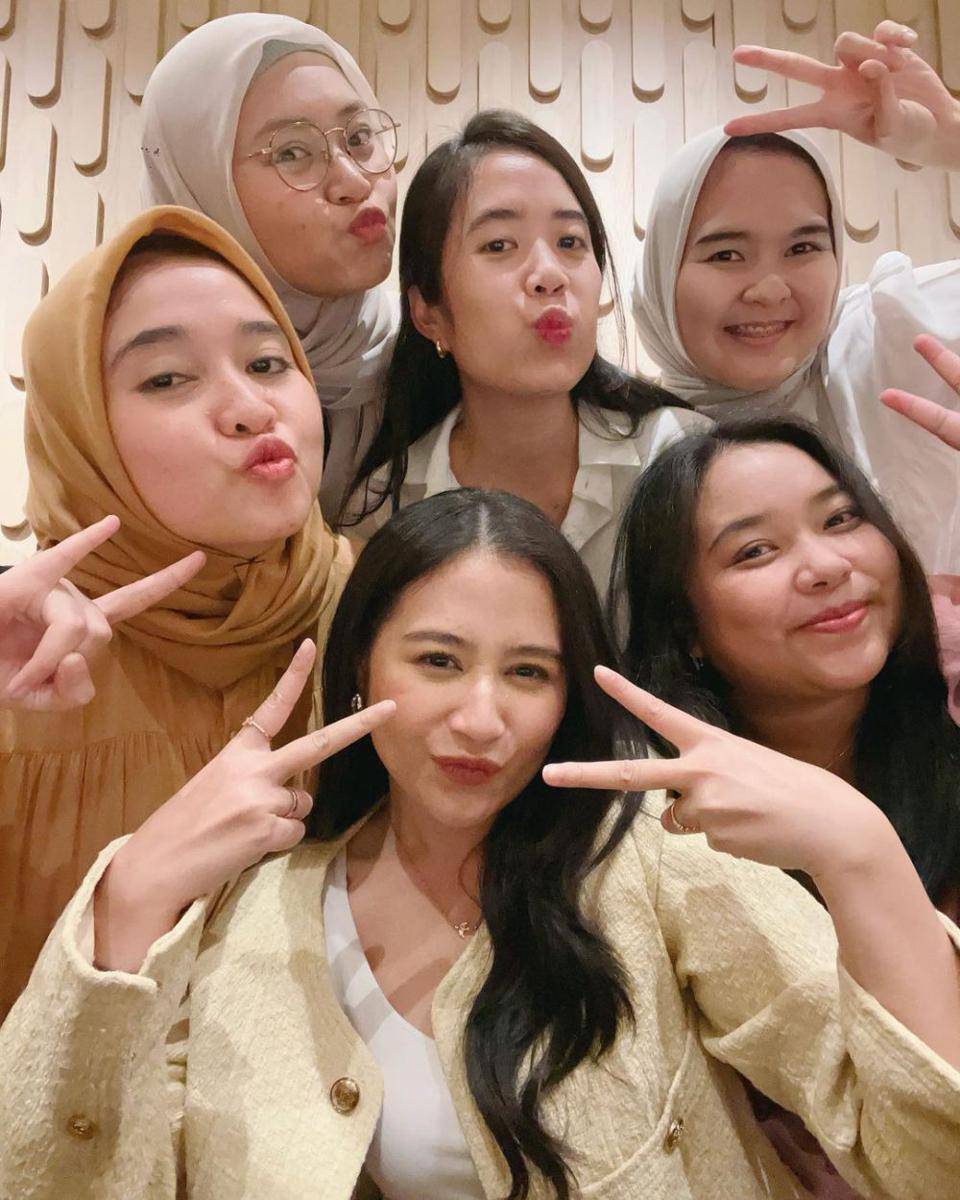 Potret Prilly Latuconsina dan teman SMP (Instagram.com/prillylatuconsina96)