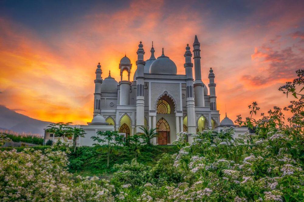 6 Masjid Megah di Malang untuk Berburu Lailatul Qadar, Nyaman!