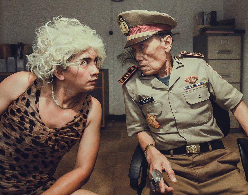 Tessy (kanan) yang memerankan komandan polisi bersama tokoh Tessy yang diperankan oleh Erick Estrada. (Instagram.com/filmsrimulat)