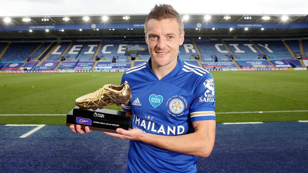 Jamie Vardy berpose dengan trofi Sepatu Emas EPL 2019/2020. (lcfc.com)
