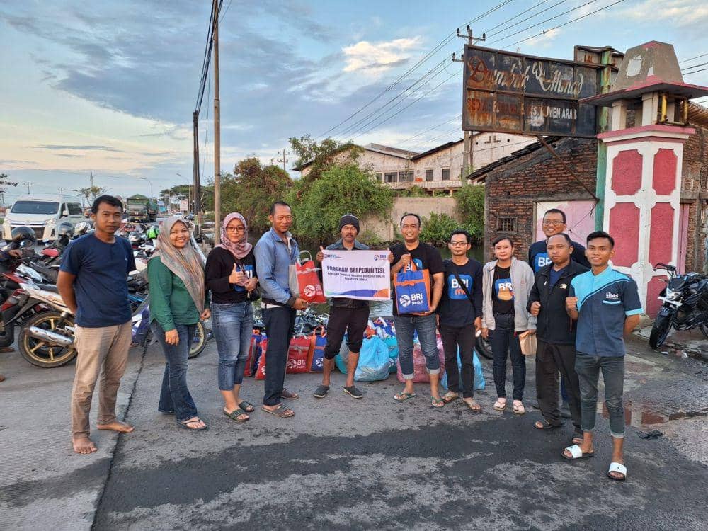 BRI Kantor Cabang Demak menyerahkan bantuan tanggap darurat kepada warga terdampak di sejumlah desa di Kabupaten Demak. (dok. BRI)