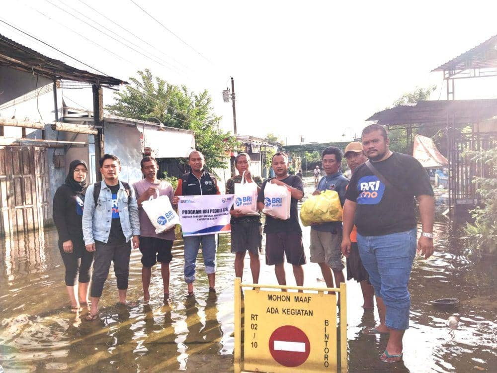 BRI Kantor Cabang Demak menyerahkan bantuan tanggap darurat kepada warga terdampak banjir di sejumlah desa di Kabupaten Demak. (dok. BRI)