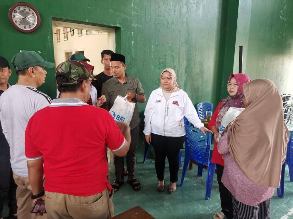 BRI Kantor Cabang Demak menyerahkan bantuan tanggap darurat kepada warga terdampak di sejumlah desa di Kabupaten Demak. (dok. BRI)