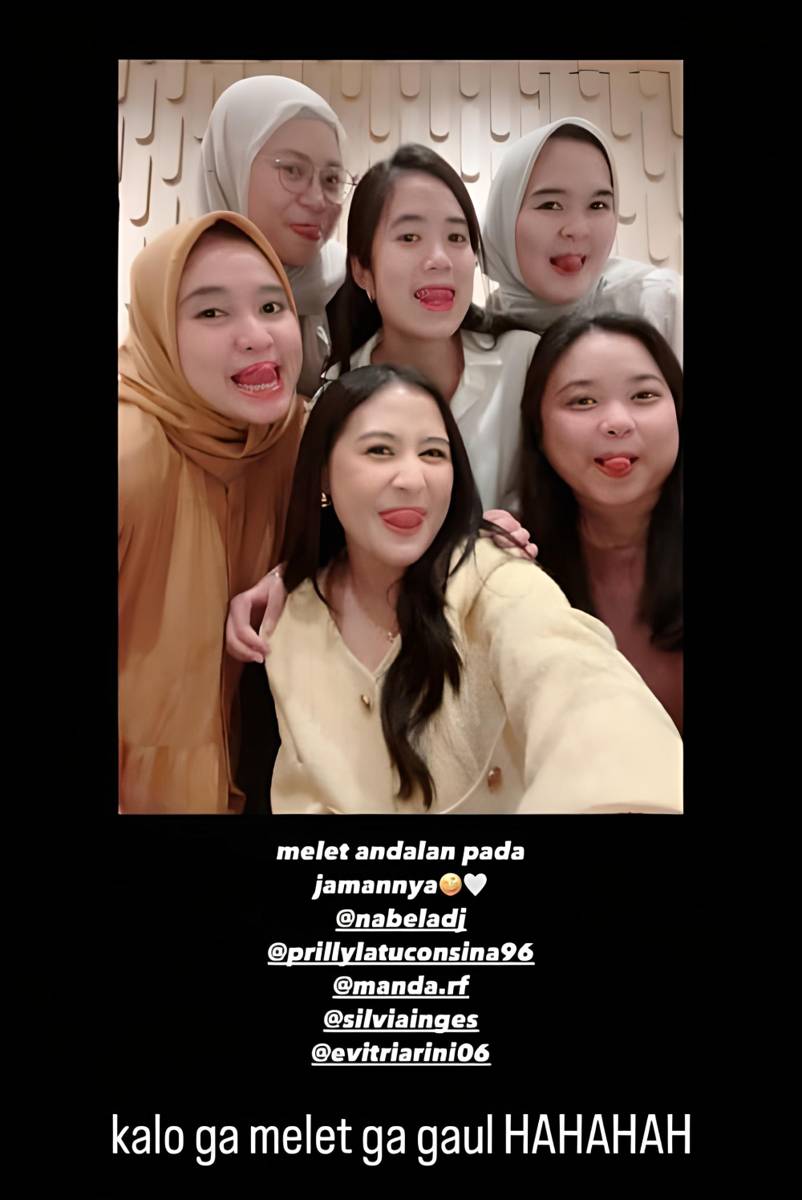 Potret Prilly Latuconsina dan teman SMP (Instagram.com/prillylatuconsina96)