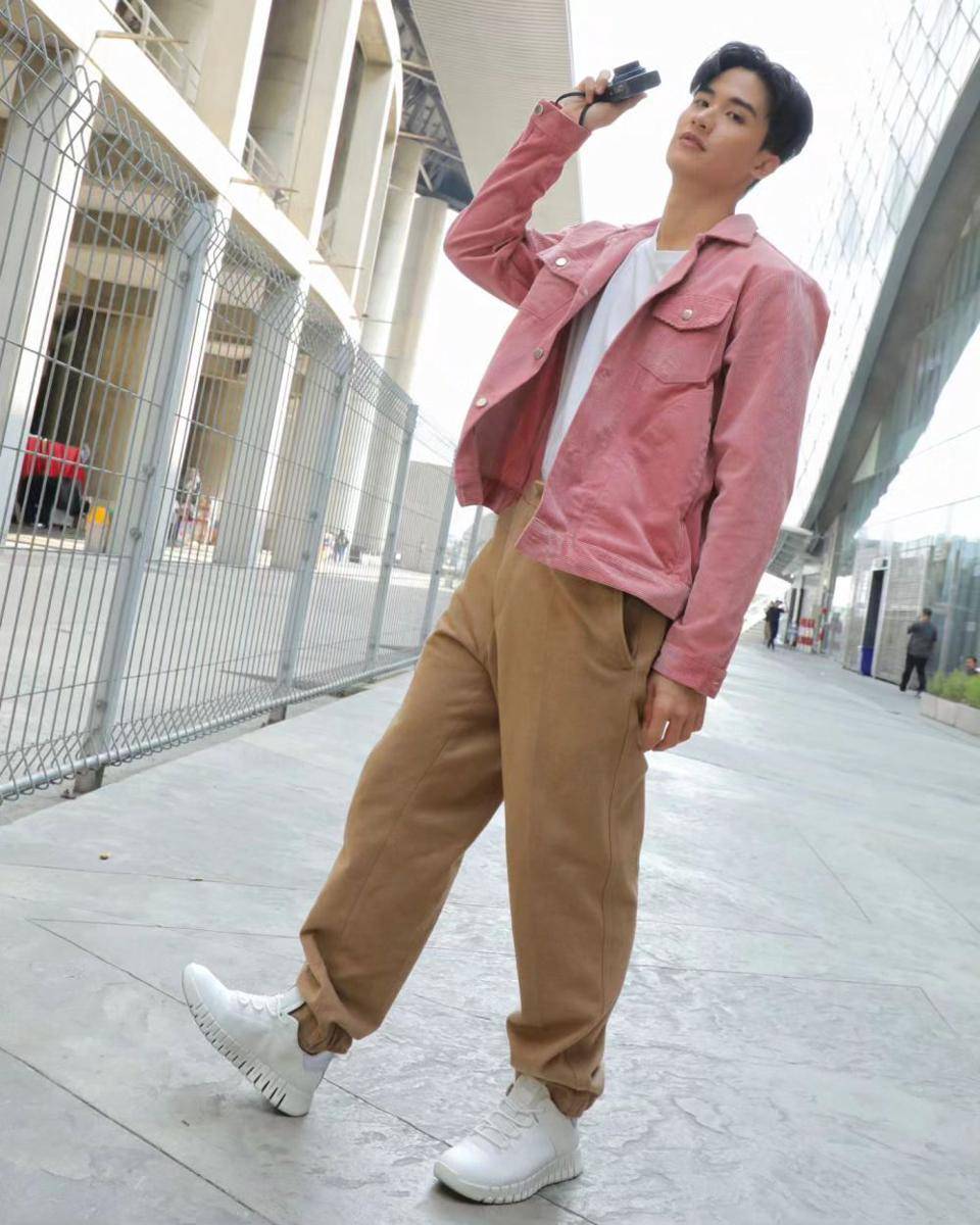 outfit cerah (instagram.com/tawan_v)